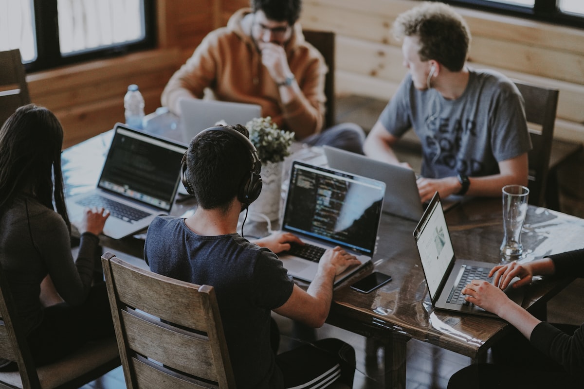 Équipe de fondateurs au travail